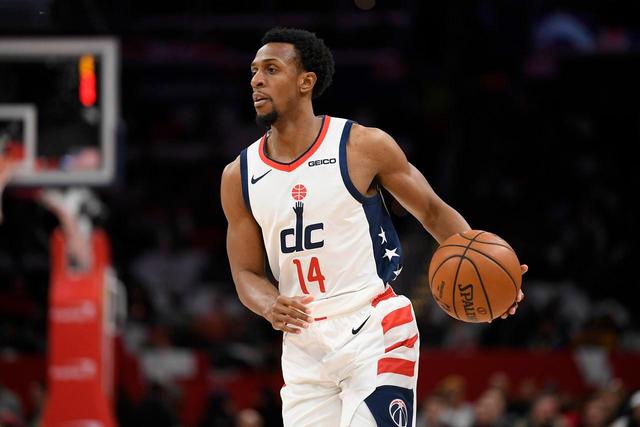 哈利伯顿绝杀米德尔顿42分 步行者险胜雄鹿2-1